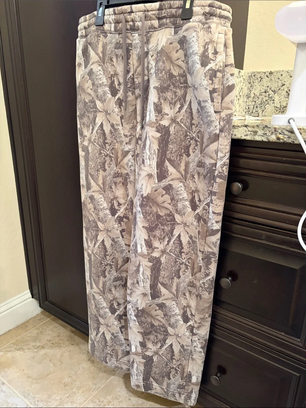 🤎Hollister Men's Neutral Leaf-Print Sweatpants - Taupe & Light Gray